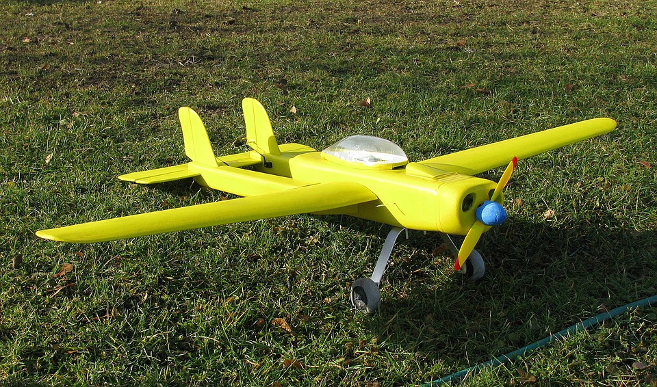 Modelflugzeug beim starten