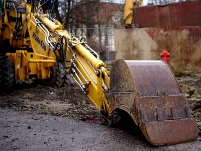 Bagger bei Straßenbauarbeiten